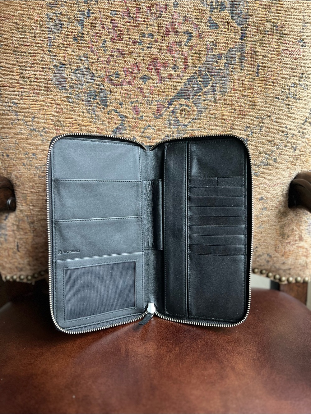 Victorinox Zip Around Continental/Travel Wallet - Picture 7 of 8